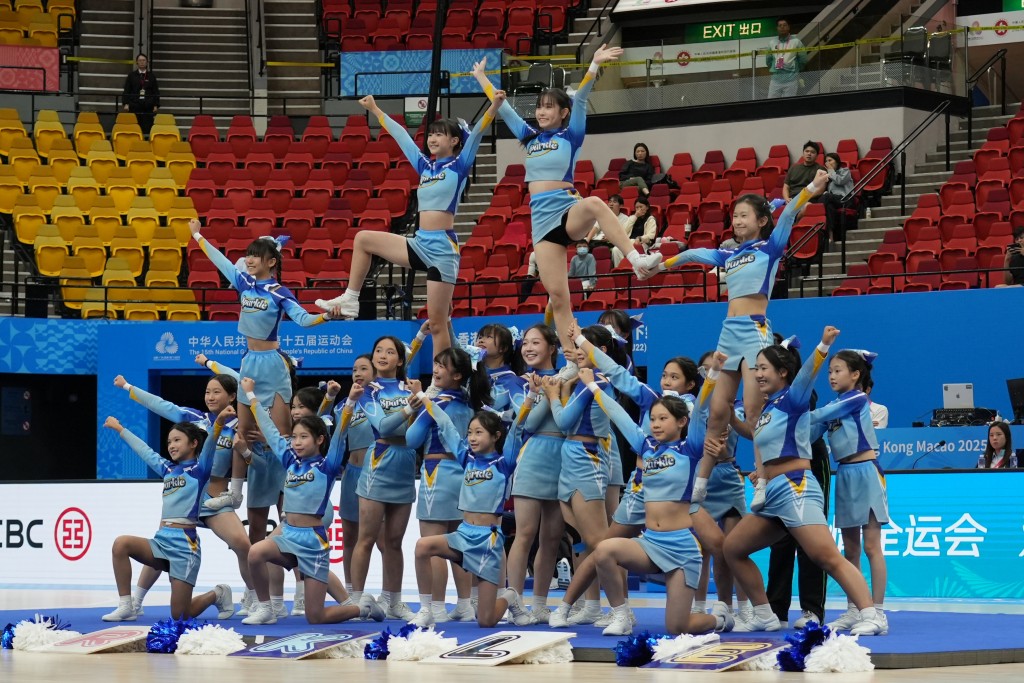 學生以肢體動作模擬花瓣由散開、連結至盛放的過程，象徵運動員經長期努力後開花結果，寓意拼搏與成果並存。