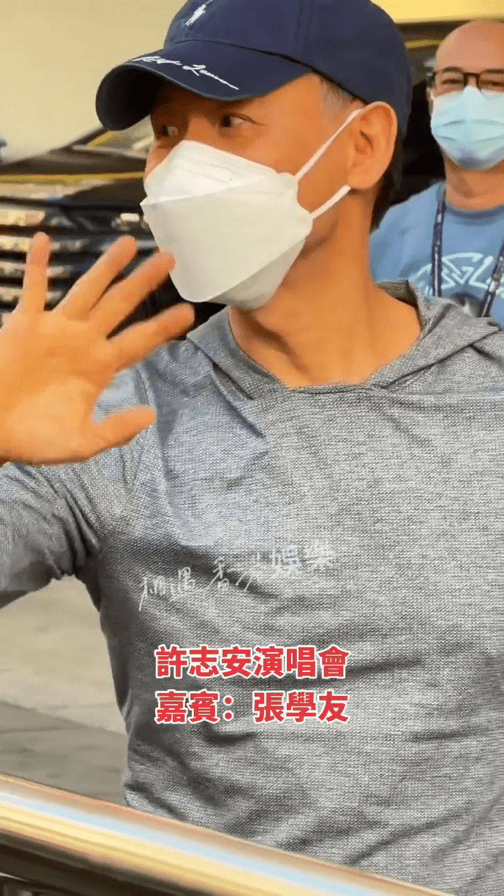 表演嘉賓張學友抵達紅館，親切地向歌迷揮手。