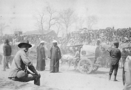 兩旁圍觀的人民,無人下跪。縱觀清史 兩旁圍觀的人民,無人下跪。縱觀清史