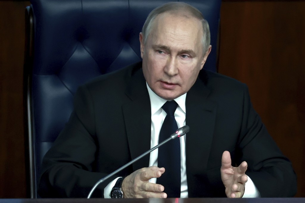 俄罗斯总统普京在莫斯科与高级军官会面时发表讲话。AP