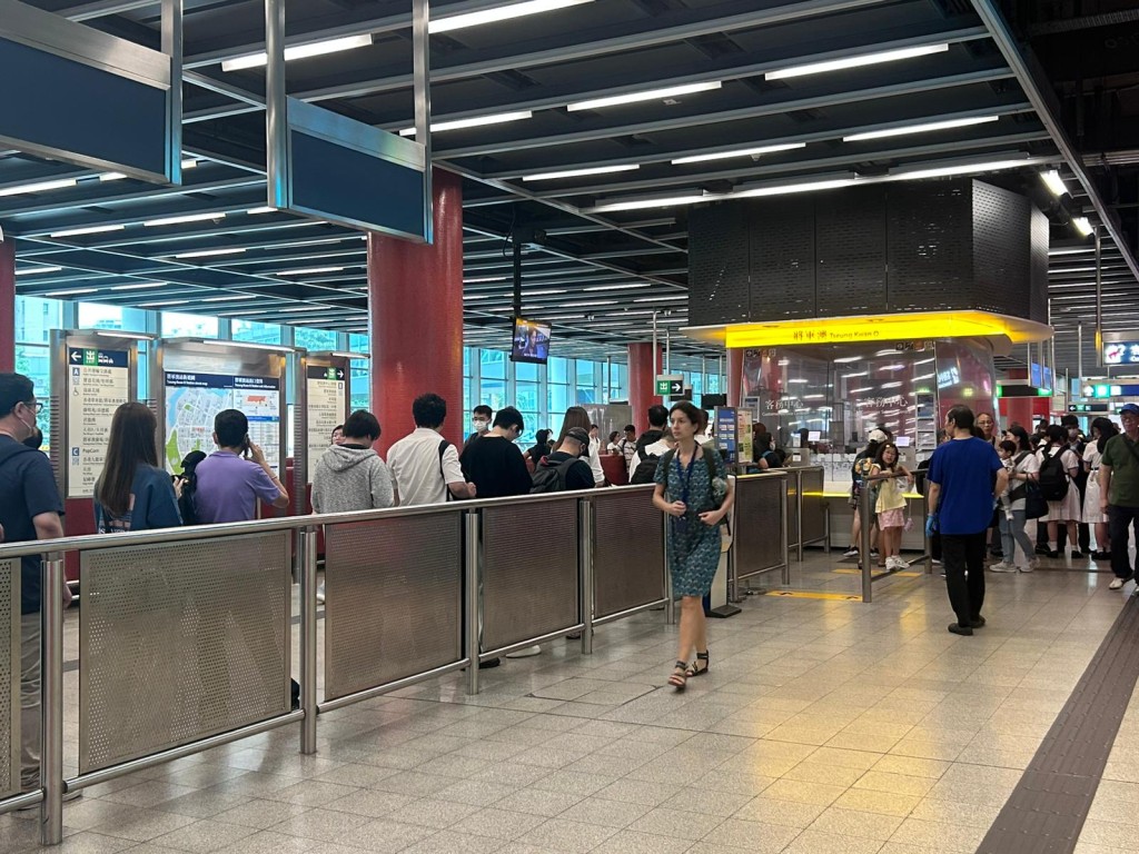 有乘客準備出閘改乘其他交通工具,並在票務處排隊退票。讀者提供 有乘客準備出閘改乘其他交通工具,並在票務處排隊退票。讀者提供