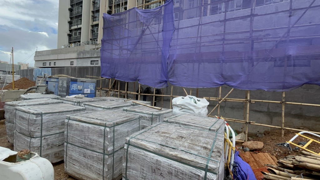 兩名內地男子涉在地盤內偷取32袋銅線及一些地盤工具。