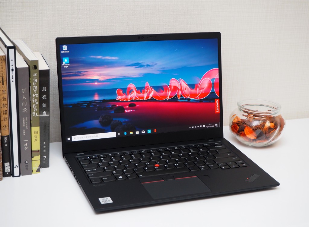 ●第8代ThinkPad X1 Carbon,14吋機身重量僅1.09kg。