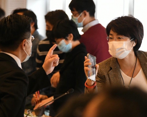 范國威(左)及方國珊(右)「未開會先開火」。