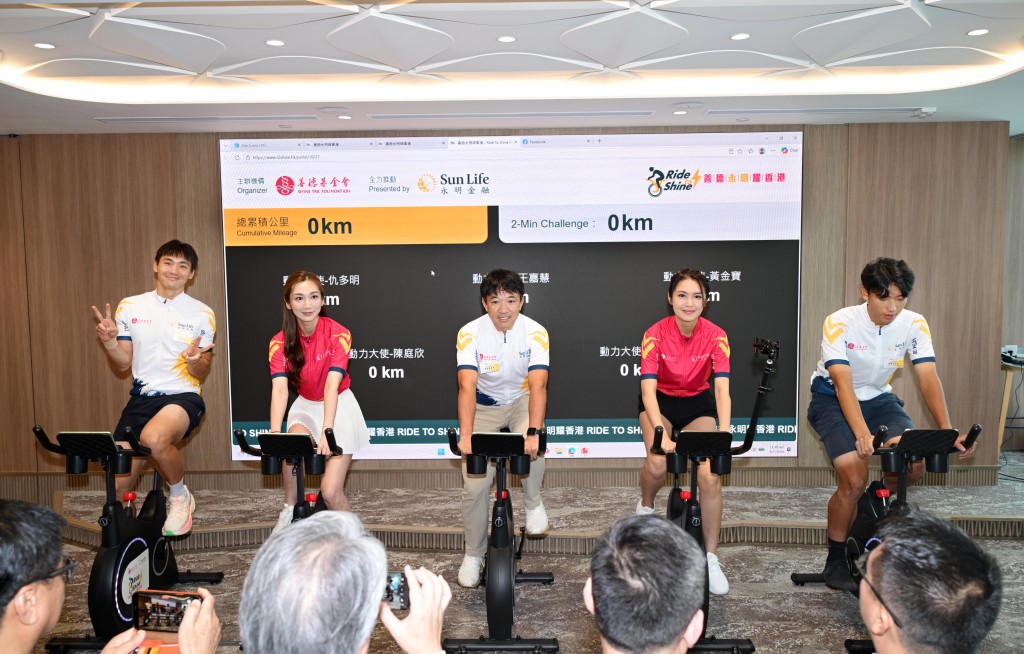 5位活動大使示範使用智能單車參加挑戰。 5位活動大使示範使用智能單車參加挑戰。