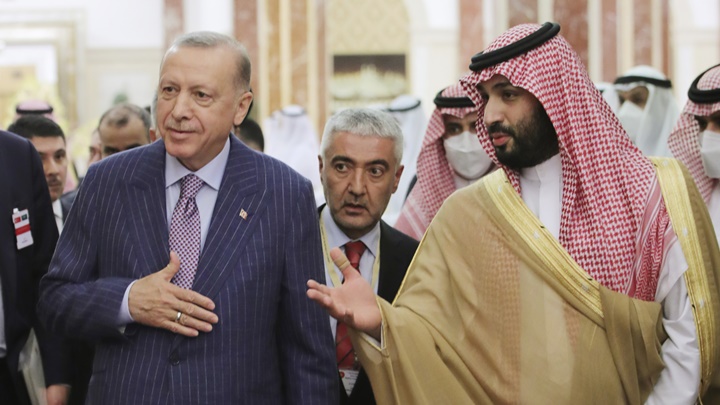 埃爾多安到後與沙特王儲小薩勒曼會面。AP圖片