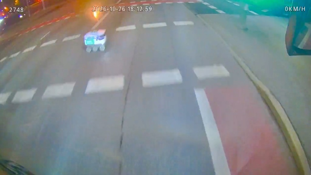 愛沙尼亞快遞機械人衝紅燈亂過路，導致巴士急煞多人受傷。 TLT
