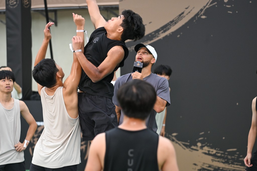 居利現場觀看學生代表的籃球表演賽。魏國謙攝