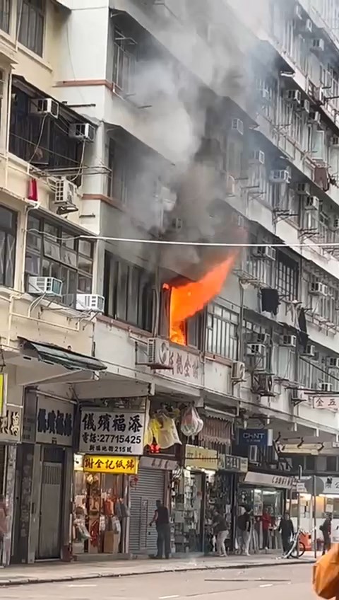 起火單位火光熊熊，火舌湧出窗戶。網上片段截圖