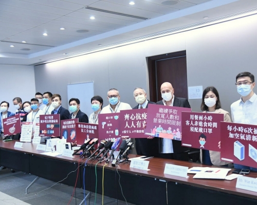 張宇人聯同卡啦ok、酒吧業界等業界代表召開記者會。