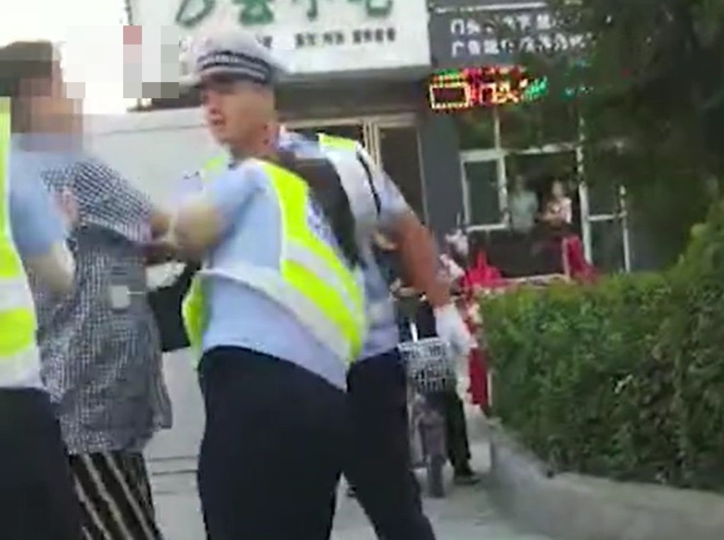 女子在路上逆線踩單車被截停,竟出手打傷女輔警。網圖