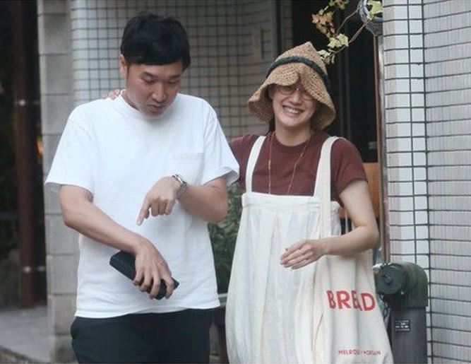 蒼井優腹大便便時曾被拍到跟老公出外。