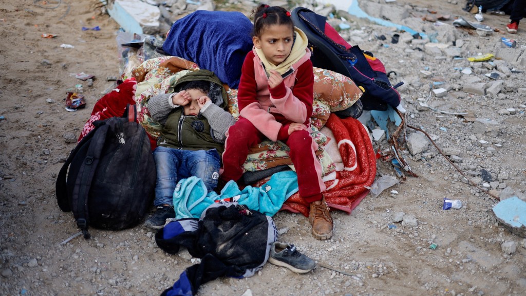 無家可歸者從納賽爾醫院逃到拉法，孩子在戶外坐下來休息。 路透社