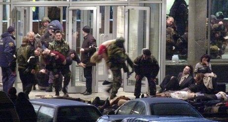 2002年莫斯科劇院850人遭車臣脅持，警放毒氣百人亡。 資料圖片