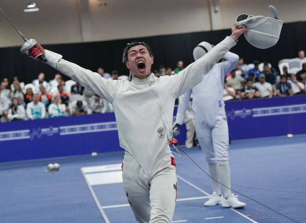 继去年杭州亚运夺个人铜牌后，何玮桁再在今站亚锦赛为男重创历史，那激动的心情表露无遗。FIE FB图
