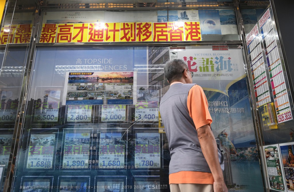 地產建設商會倡議,進一步放寬投資移民來港買樓門檻,計入投資額度上限由1000萬增加至2000萬。 地產建設商會倡議,進一步放寬投資移民來港買樓門檻,計入投資額度上限由1000萬增加至2000萬。