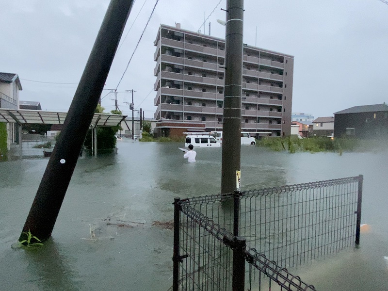 福岡市久留米市水深及腰。REUTERS