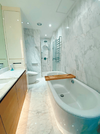 浴室牆身以淺色雲石紋設計，增添高雅品味。