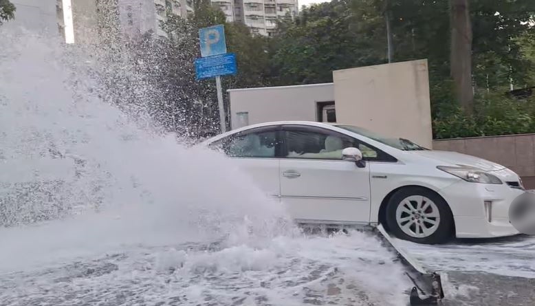 咸水涌出路面，激喷Prius。fb车cam L（香港群组）影片截图