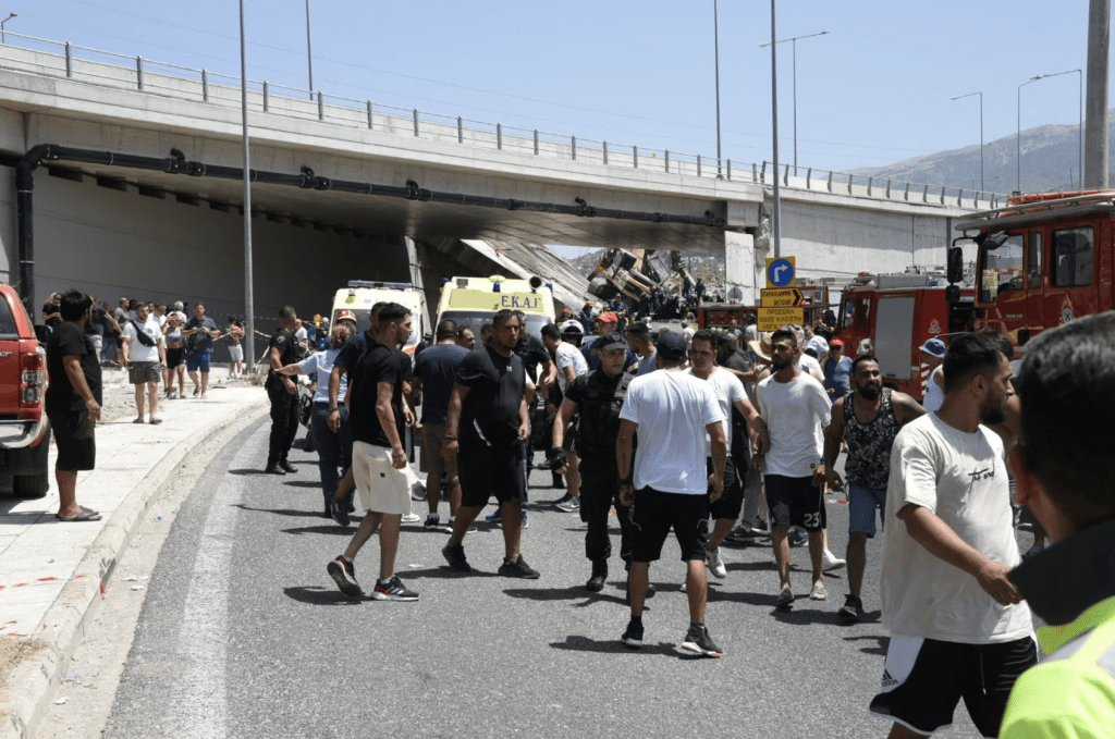 希腊帕特雷一座大桥的部分桥梁倒塌。路透社