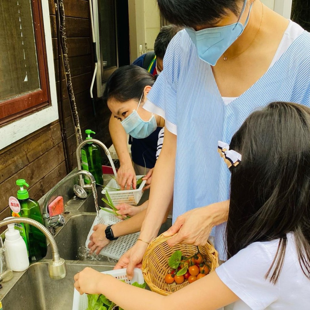 Gigi同其他家長一樣與女兒一起活動。