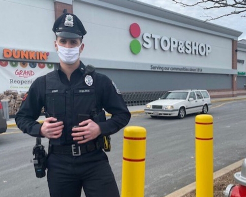 里馬自掏腰包買了一疊購物券,讓她們到另一家商店購買食物回家與家人過節。網圖