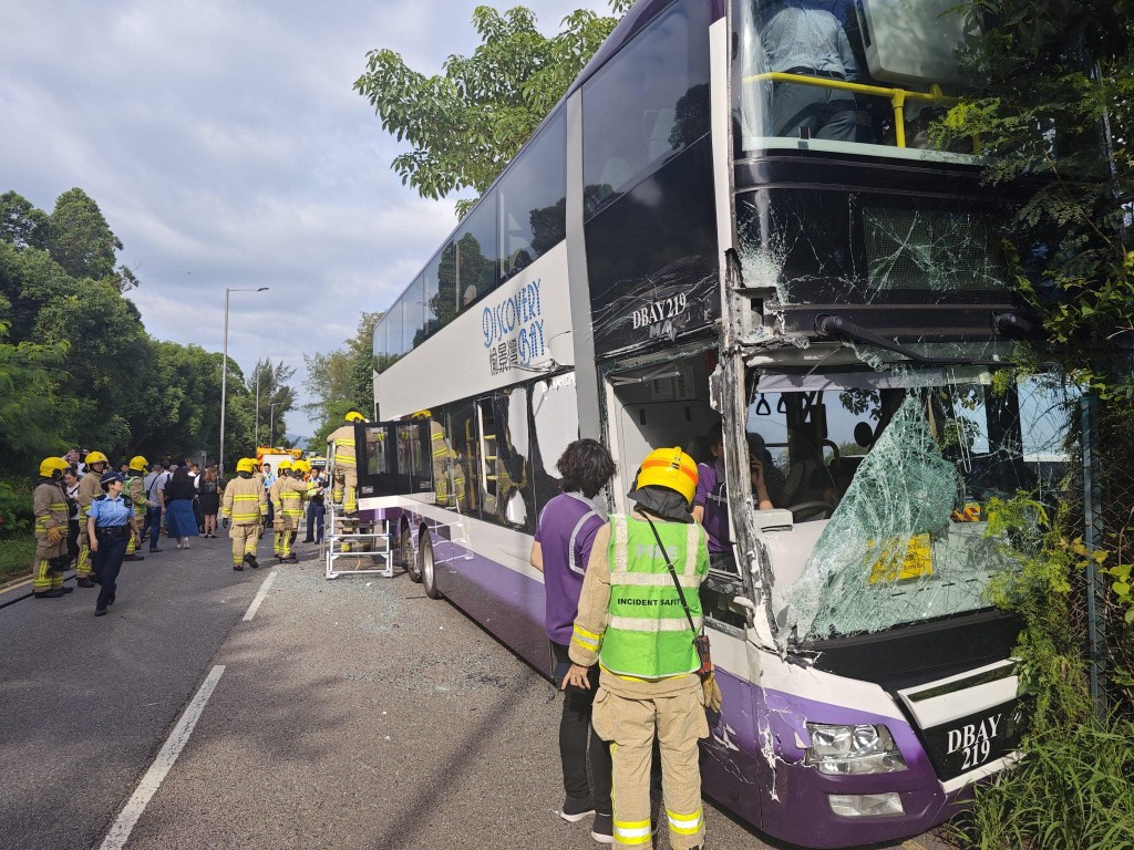 愉景灣巴士剷入草叢，車頭嚴重損毀。fb馬路的事 (即時交通資訊台)Bosco Chu圖片