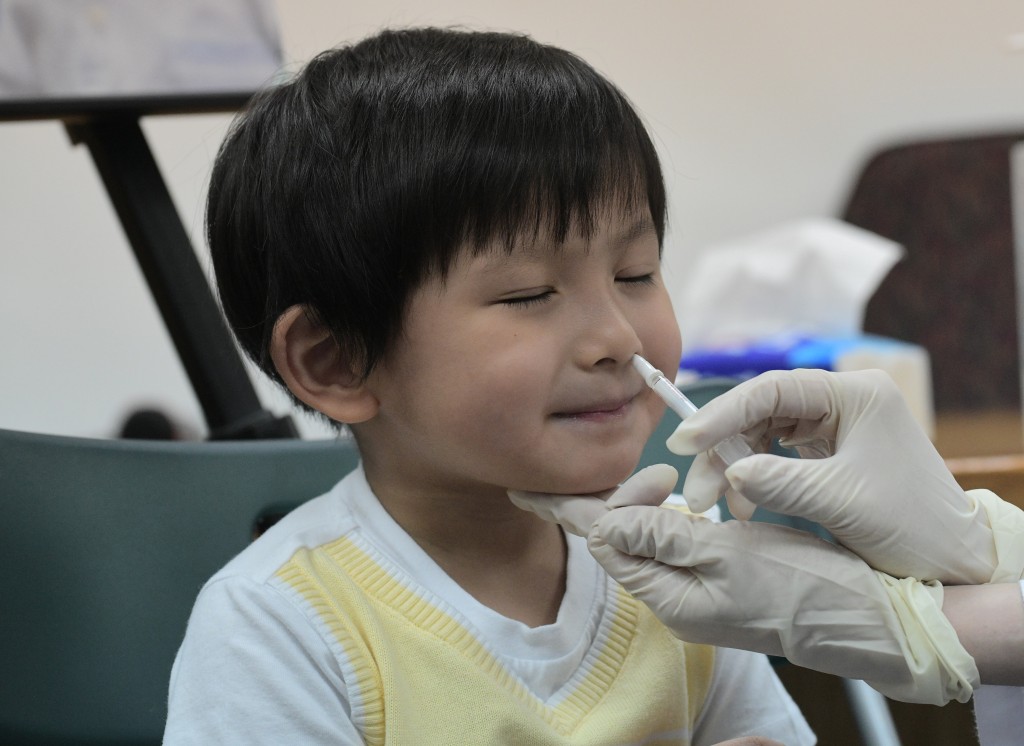 劉宇隆建議研究噴鼻式疫苗為加強劑。資料圖片