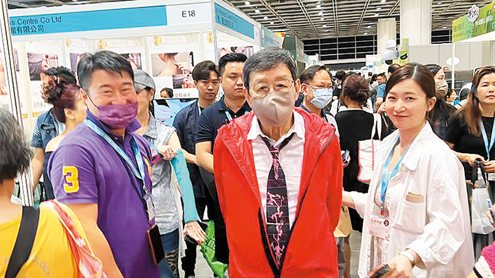 當日，修哥穿上紅色外套現身，最搶眼就是他戴着的「儍豹」領呔，非常sharp醒！
