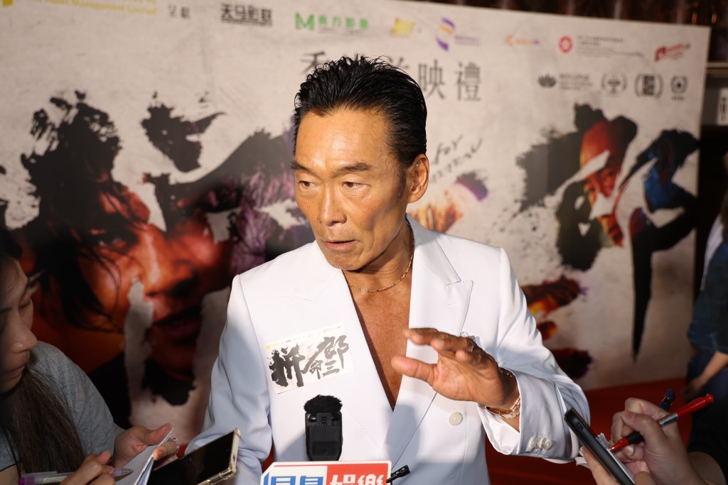 鄭浩南早前在內地登台時被男粉絲從後熊抱,也被女粉絲強吻,他指經常遇到這種狀況,深感危機。 鄭浩南早前在內地登台時被男粉絲從後熊抱,也被女粉絲強吻,他指經常遇到這種狀況,深感危機。