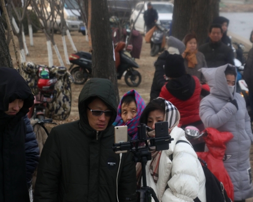 有圍觀民眾在岸邊直播男子遇溺。網上圖片