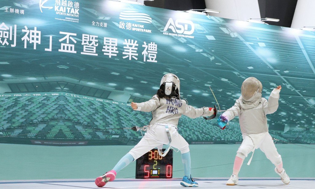 黃心原(左)奪女子6-8歲組別冠軍。徐嘉華攝