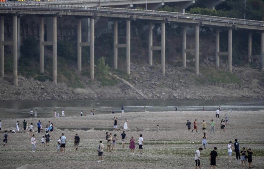 民众到乾涸的嘉陵江江底散步。 资料图片