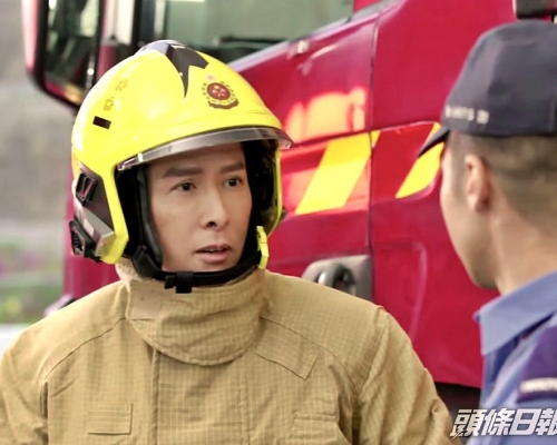 甄子丹於片段中飾演消防員及救護員。片段截圖