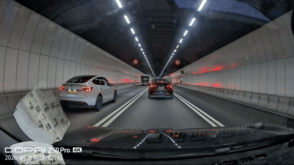 貨車切入右邊行車線後,一度逼近路壆,再急急向左扭軚修正方向,車身隨即出現劇烈擺動。Facebook 車cam L(香港群組) 影片截圖 貨車切入右邊行車線後,一度逼近路壆,再急急向左扭軚修正方向,車身隨即出現劇烈擺動。Facebook 車cam L(香港群組) 影片截圖