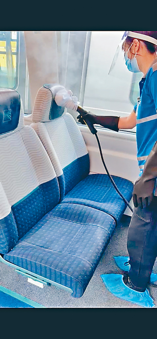 機場快線列車,進行深層清潔消毒,以防萬一。