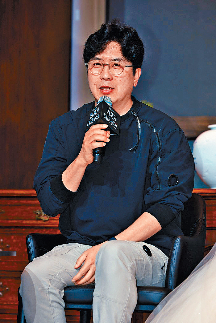導演朴俊和昨日受訪為《21世紀》的政治及負評等爭議道歉，更掩面痛哭。