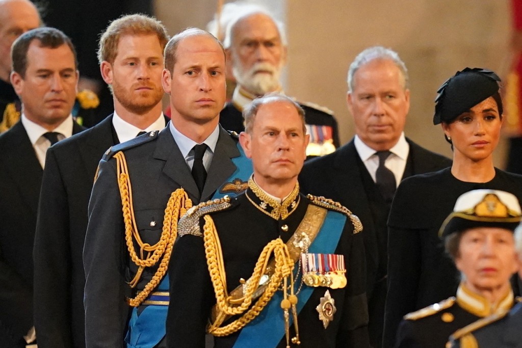 哈利(左二)去年參加女皇國葬，他沒有和其他皇室成員一樣著軍裝。