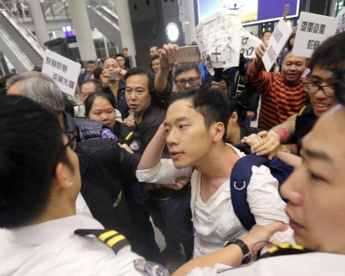 羅冠聰在機場被示威者包圍。