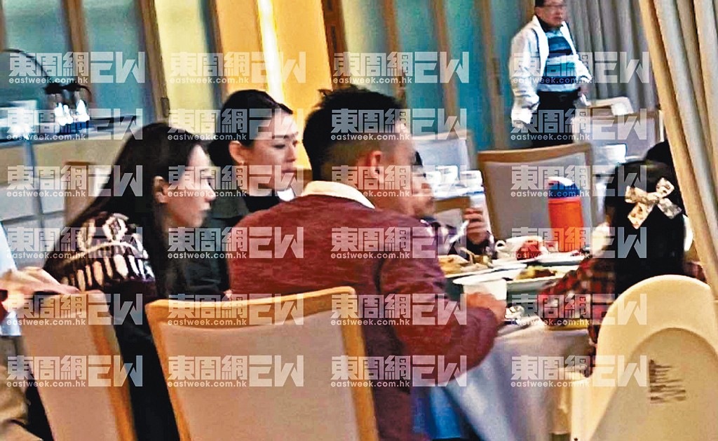 Kary不時體貼為老公夾菜，盡顯恩愛。