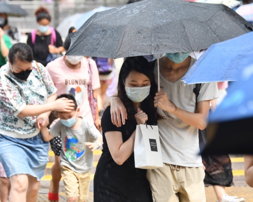 天文台預測,今明兩日驟雨會逐漸增多及有狂風雷暴,風勢頗大。 資料圖片