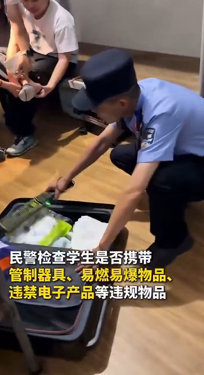 湖北襄陽警入校「踢倉」式檢查，遭外界質疑後將影片刪除。襄陽公安
