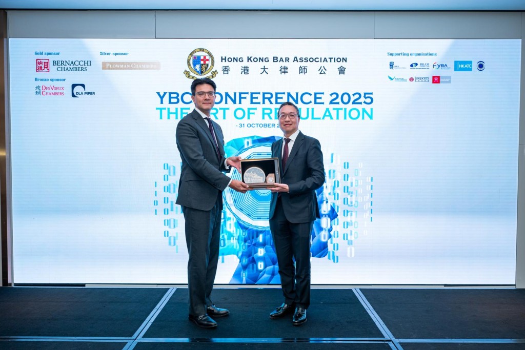 毛樂禮(左)向律政司司長林定國致送紀念品。 毛樂禮(左)向律政司司長林定國致送紀念品。