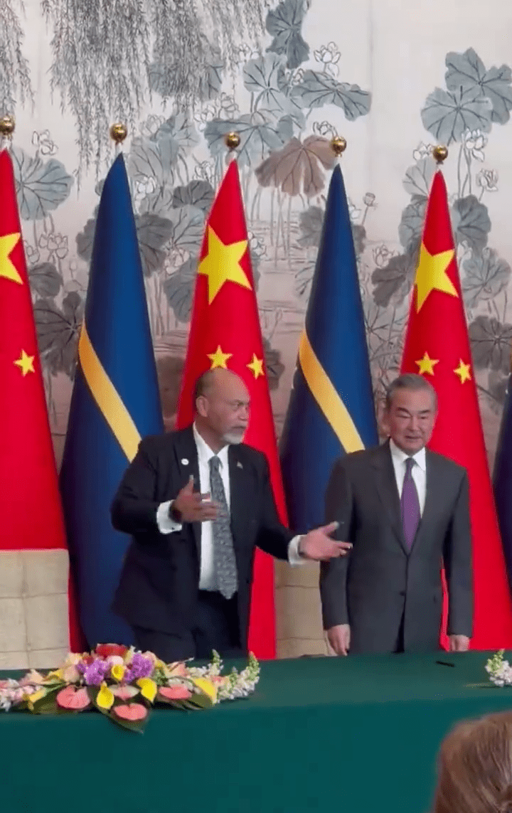 王毅在北京同瑙鲁外长安格明签署复外联合公报。
