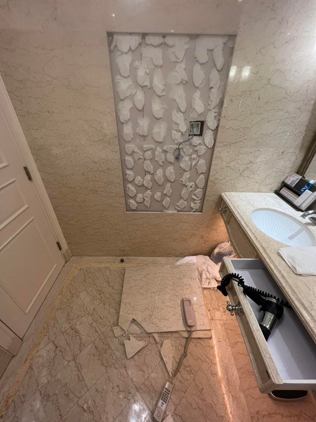 酒店浴室牆身大幅崩塌。「澳門高登起底組」網民圖片