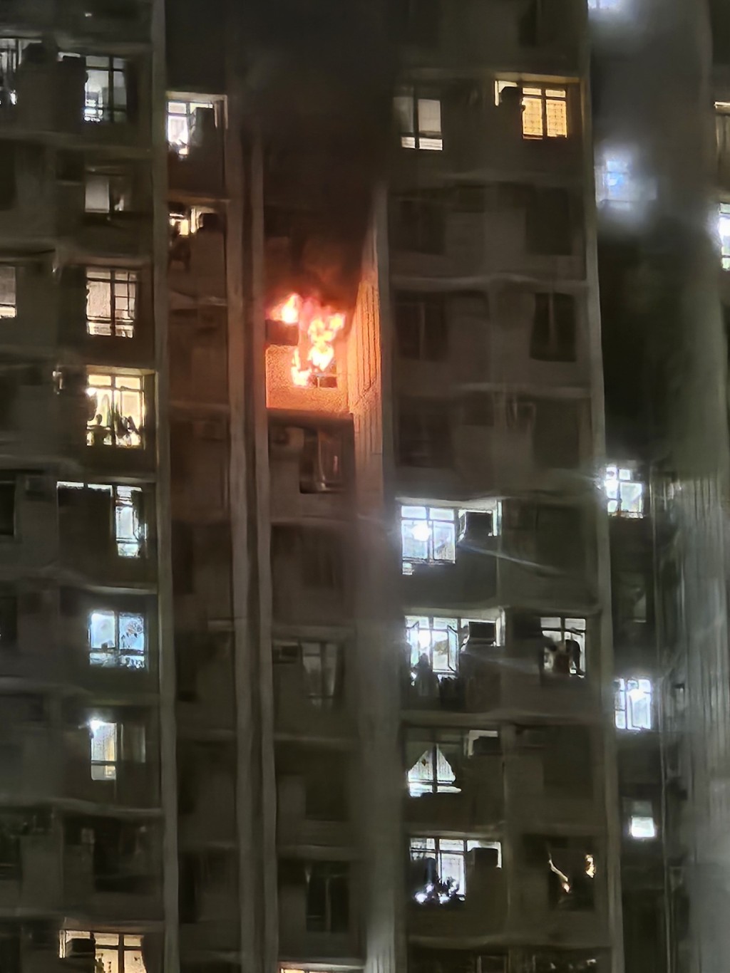 現場火光熊熊，不斷噴出火舌，波及上層單位。fb「慈雲山資訊交流」圖片