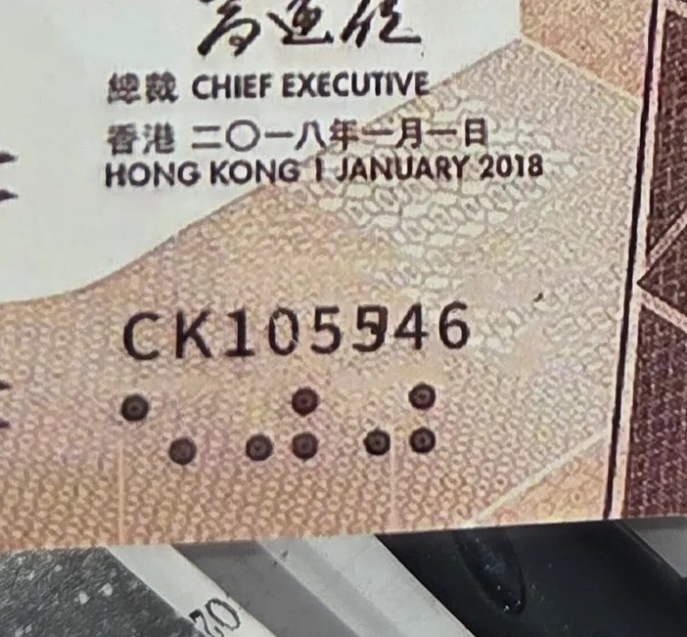 另有網民進一步指出疑點——「唔止改 COPY,Number(鈔票號碼)個5都改」 、「Number(鈔票號碼)5字亦改動為9 字!」、「淨係個Number(鈔票號碼) 個9字都睇到啦,手工差到咁」、「低 質假鈔,第一眼見到鈔票序號,間距字 型已經錯到離晒譜」。 Threads截圖 另有網民進一步指出疑點——「唔止改 COPY,Number(鈔票號碼)個5都改」 、「Number(鈔票號碼)5字亦改動為9 字!」、「淨係個Number(鈔票號碼) 個9字都睇到啦,手工差到咁」、「低 質假鈔,第一眼見到鈔票序號,間距字 型已經錯到離晒譜」。 Threads截圖