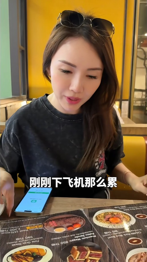 陳樂榣稱落機好攰,第一餐要食好一點。 陳樂榣稱落機好攰,第一餐要食好一點。