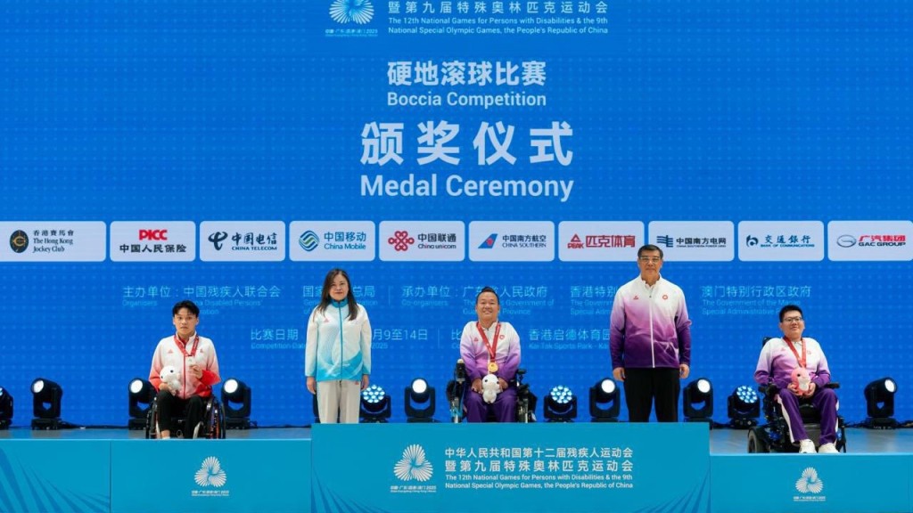 羅淑佩親手頒獎給數位硬地滾球運動員，包括梁育榮、楊曉林、何宛琪等。羅淑佩fb