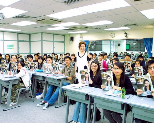 June Leung是第一代英文補習天后,深受學生歡迎。